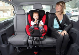 Госавтоинспекция Смоленской области напоминает водителям о безопасности детей в автомобиле.