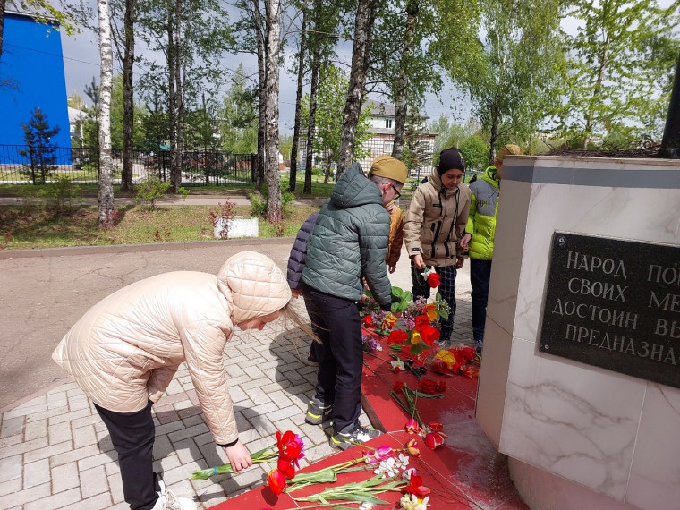 Возложение цветов к памятнику погибших в годы ВОВ.