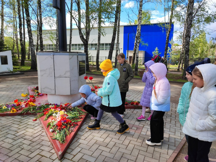 Возложение цветов к памятнику погибших в годы ВОВ.